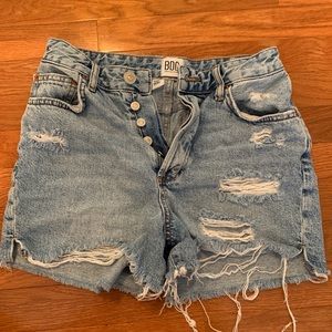 size 26 UO shorts